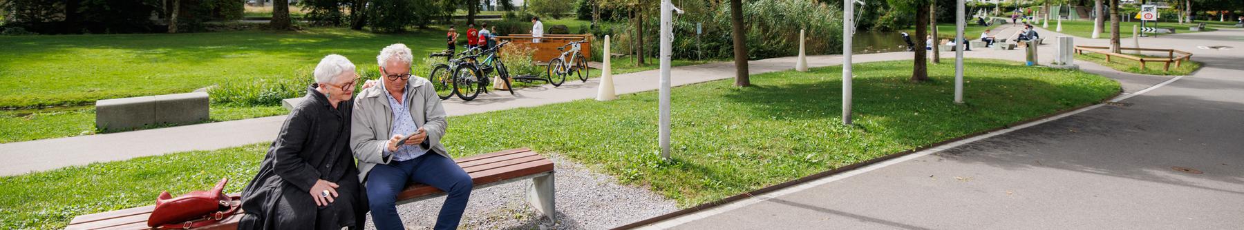 Ältere Menschen im Stadtpark
