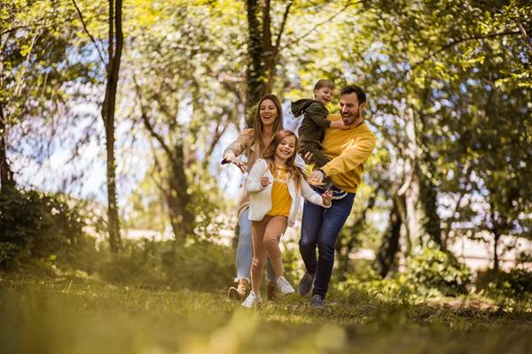 Familie im Wald