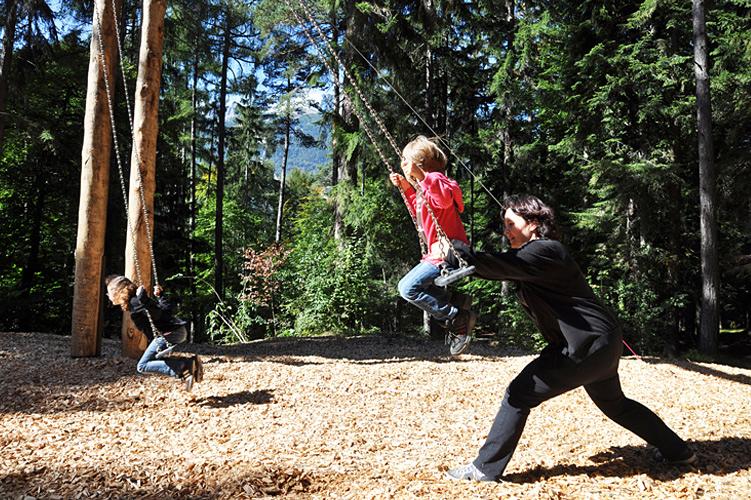Auf der Riesenschaukel im Waldspielplatz Fürstenwald ist Bewegung gefragt, um in Schwung zu bleiben. 