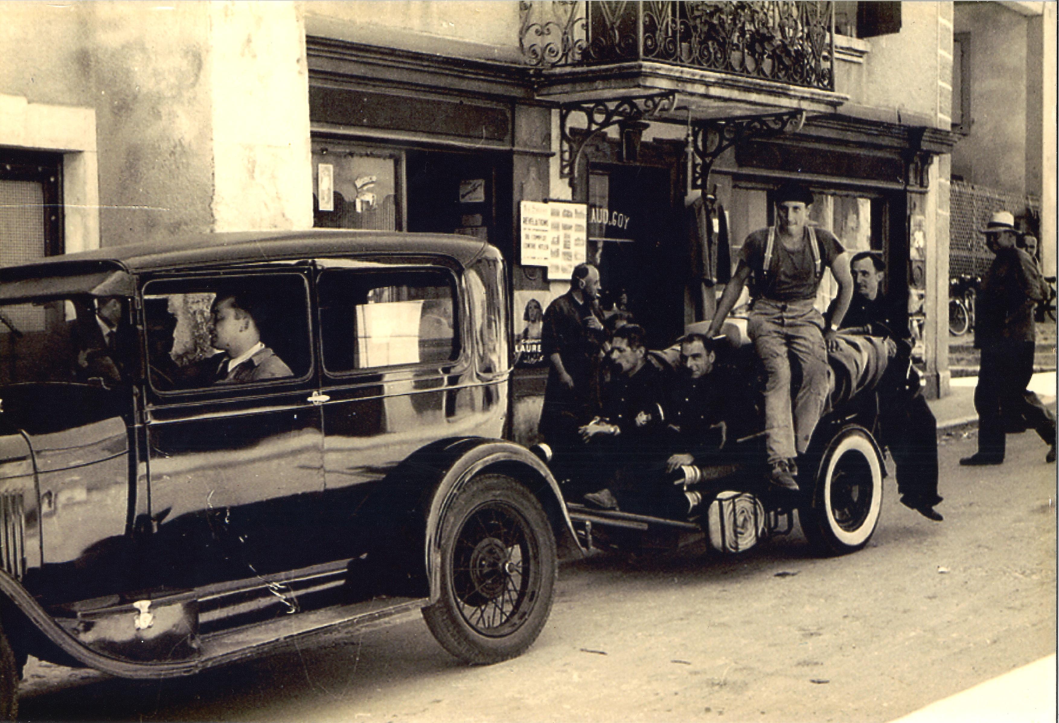Chauffeur de la voiture inconnu.
De gauche à droite :
Debout : Henri FLURY,magasinier chez MICHAUD & GOY
Assis sur la moto-pompe de gauche à droite :
Ernest JUFER, boulanger
Lucien MOSETTI, peintre en bâtiment
André MAYE, menuisier c/o Rodolphe SIEGRIST
Paul METROZ, viticulteur
Debout avec le chapeau de paille :
Ernest CAVIN, viticulteur