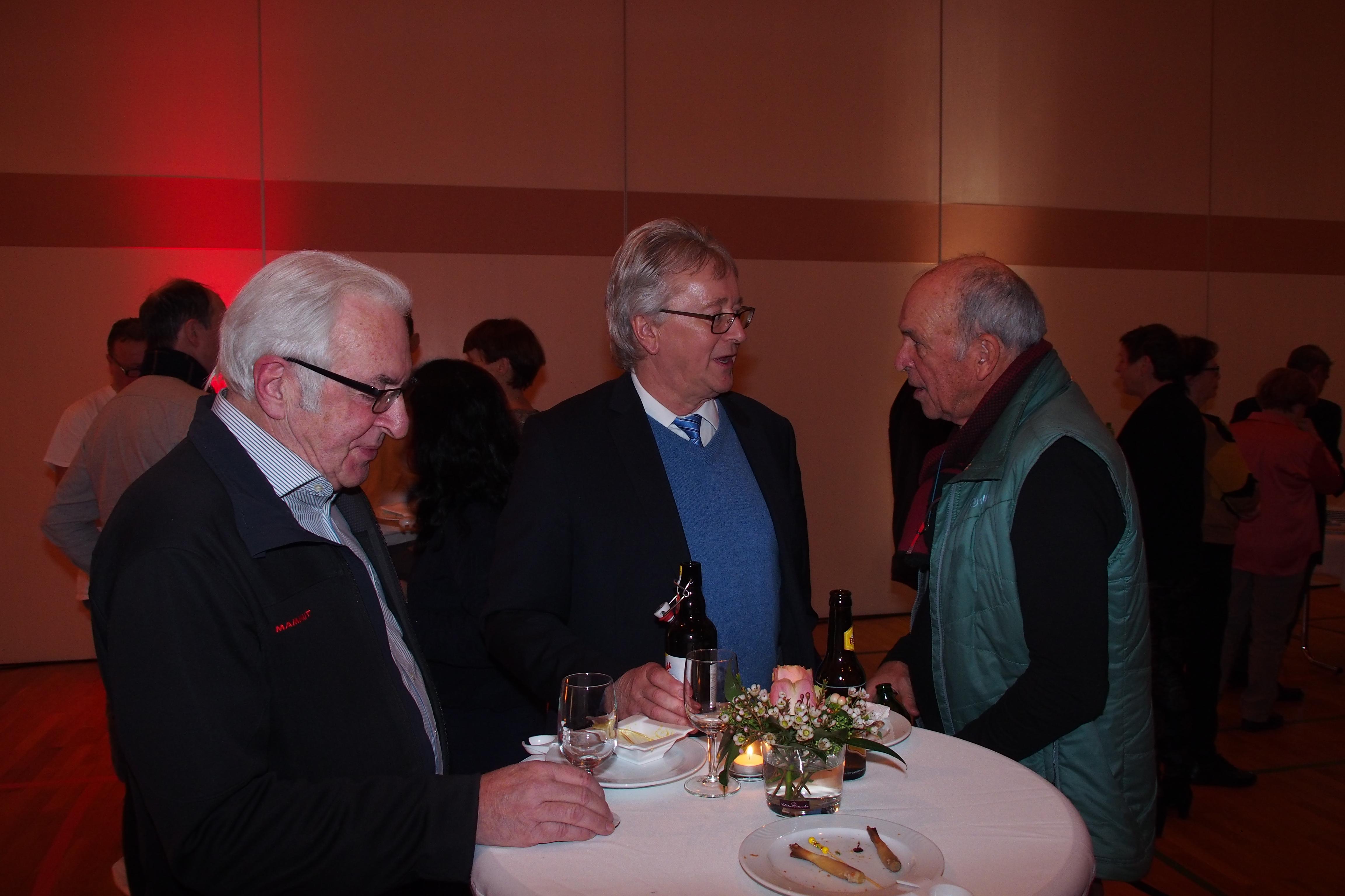 Gemeinderat Walter Mösch und Gemeinderat Gusti Zibung unterhalten sich mit einem Einwohner.