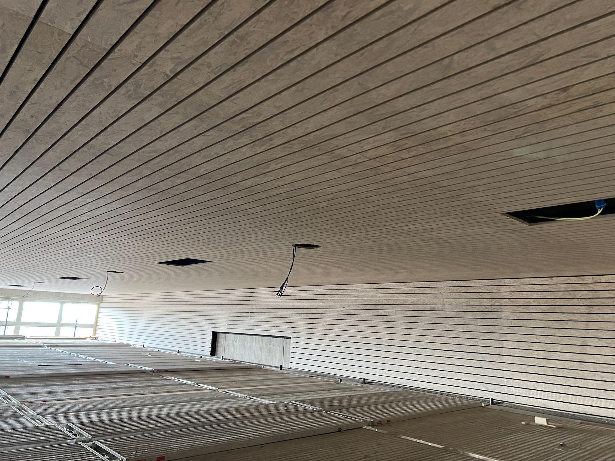 Die Decke der Halle ist fast fertig. Unten in der Mitte ist die Aussparung für den LED Screen gut zu sehen