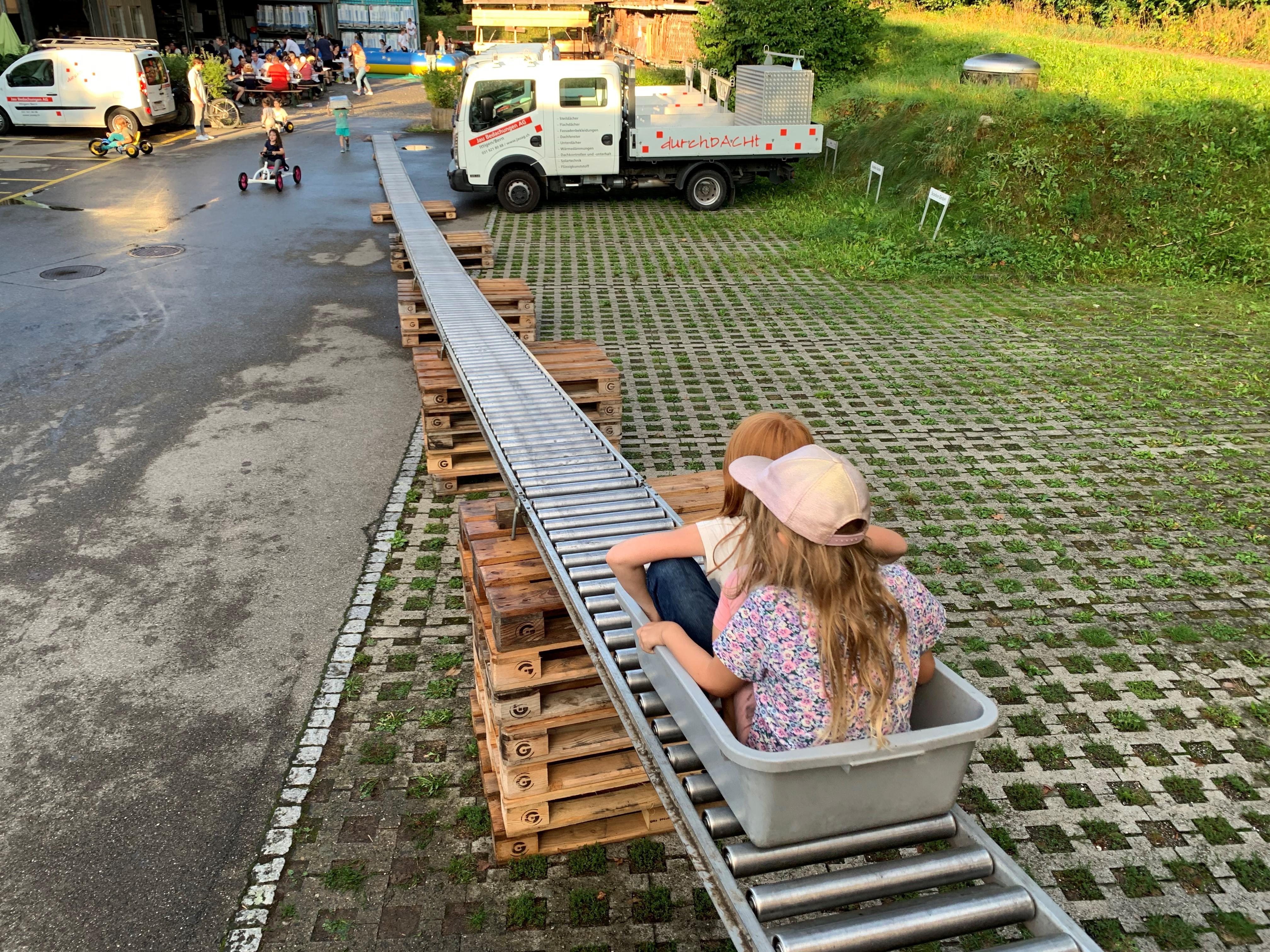 "Bobbahn" für die Kinder am Quartierfest im Eyfeld.