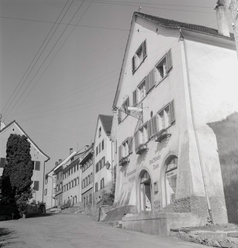 Beim Städtlieingang: Restaurant Traube (bis 1945) mit der
Eisenwarenhandlung Oskar Wildhaber (später OWI) im Erdgeschoss.