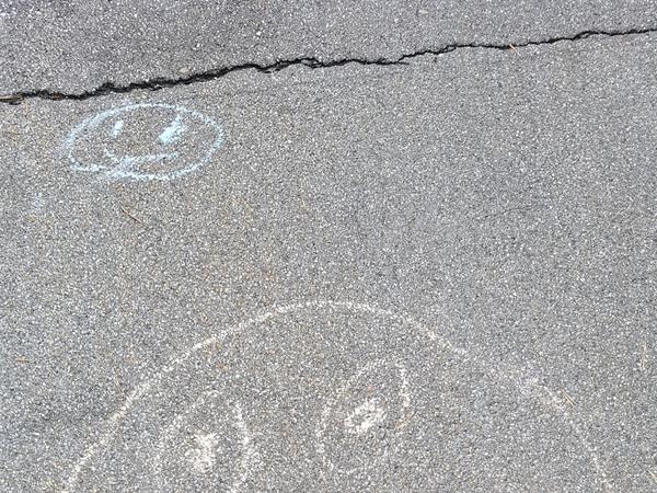 Smiley mit Kreide auf Asphalt