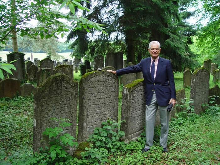 Mr. Peter Lawson-Johnston, president of the board of trustees of the Solomon R. Guggenheim Foundation, New York, vor dem Grab seines Ur-Ur-Urgrossvaters
