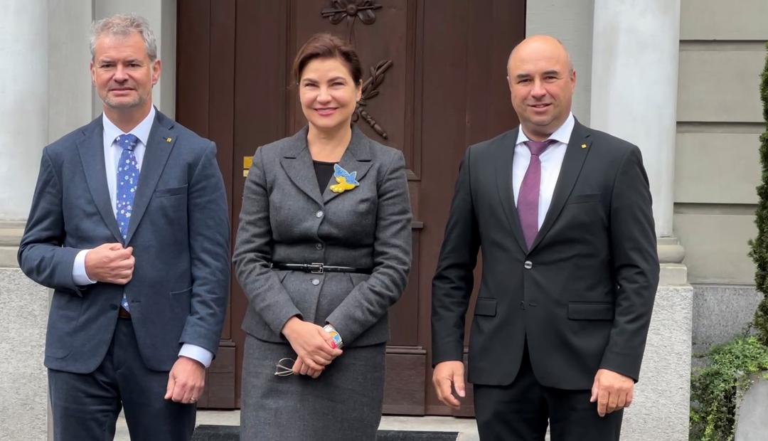 Regierungsrat Georg Simmen, Botschafterin Iryna Venediktova und Landammann Daniel Furrer beim Empfang vor dem Rathaus in Altdorf.