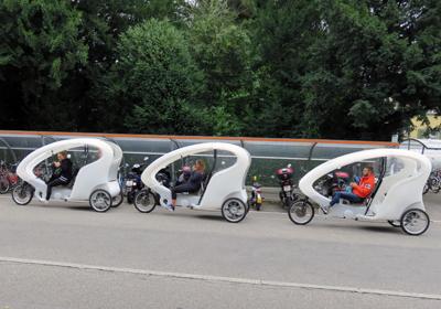 Die Organisatoren und Aktionstagspartner warteten rund um den Bahnhof sowie im Stadtzentrum mit Information und attraktiven Angeboten auf. Um die beiden Standorte themenbezogen miteinander zu verknüpfen, engagierte die Arbeitsgruppe Mobilität während dem Anlass drei Fahrzeuge der Rikscha Taxi Schweiz AG, Bern.