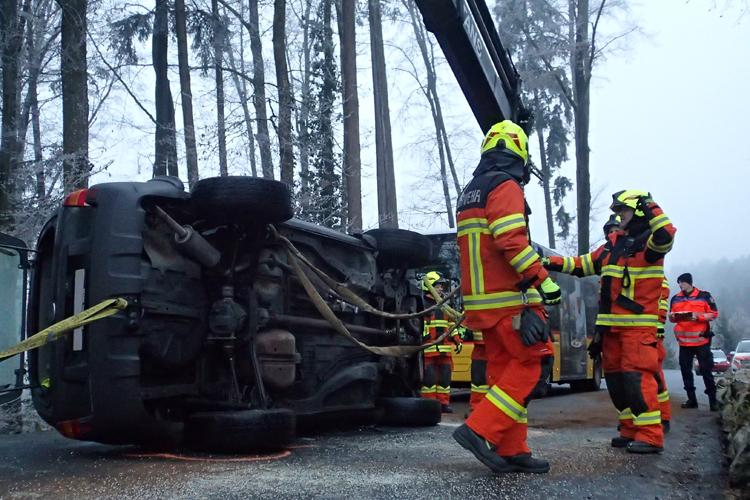 Beim Kreuzen mit einem Postauto kippt am Mueterschwandenberg ein Personenwagen um. Die Strassenrettungsgruppe sichert die Unfallstelle, trifft Massnahmen gegen auslaufendes Öl und stellt das Auto wieder auf.