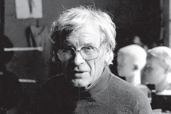 Schwarz-Weiss-Porträt des Bildhauers Josef Nauer in seinem Atelier.