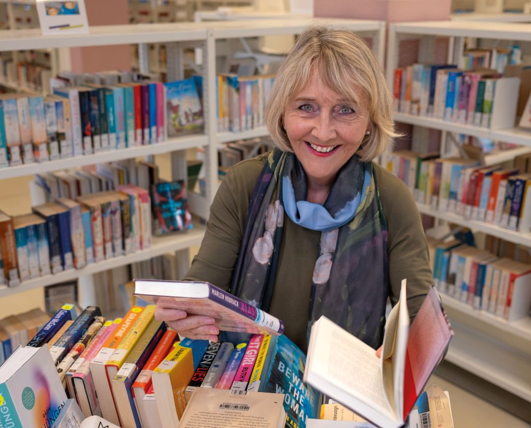 Luzia Stettler mit Büchern