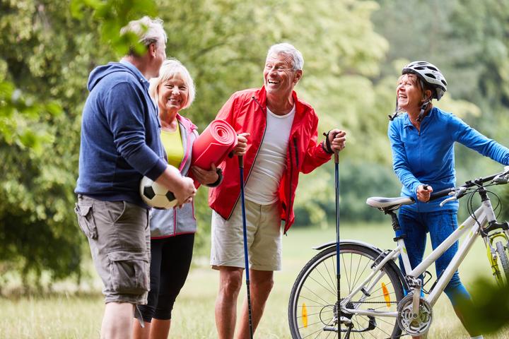 Bild einer Gruppe älterer Menschen beim Sport im Freien