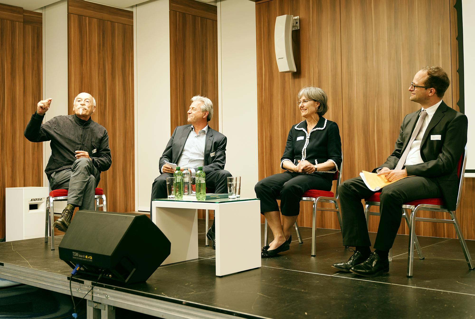 v.l.n.r.: Gastreferent Reto Gurtner, Verwaltungsratspräsident Weisse Arena Gruppe, Laax | Erich Schönbächler, Rektor der Schulen von Unterägeri | Silvia Thalmann-Gut, Regierungsrätin und Volkswirtschaftsdirektorin vom Kanton Zug | Fridolin Bossard, Gemeindepräsident Unterägeri
