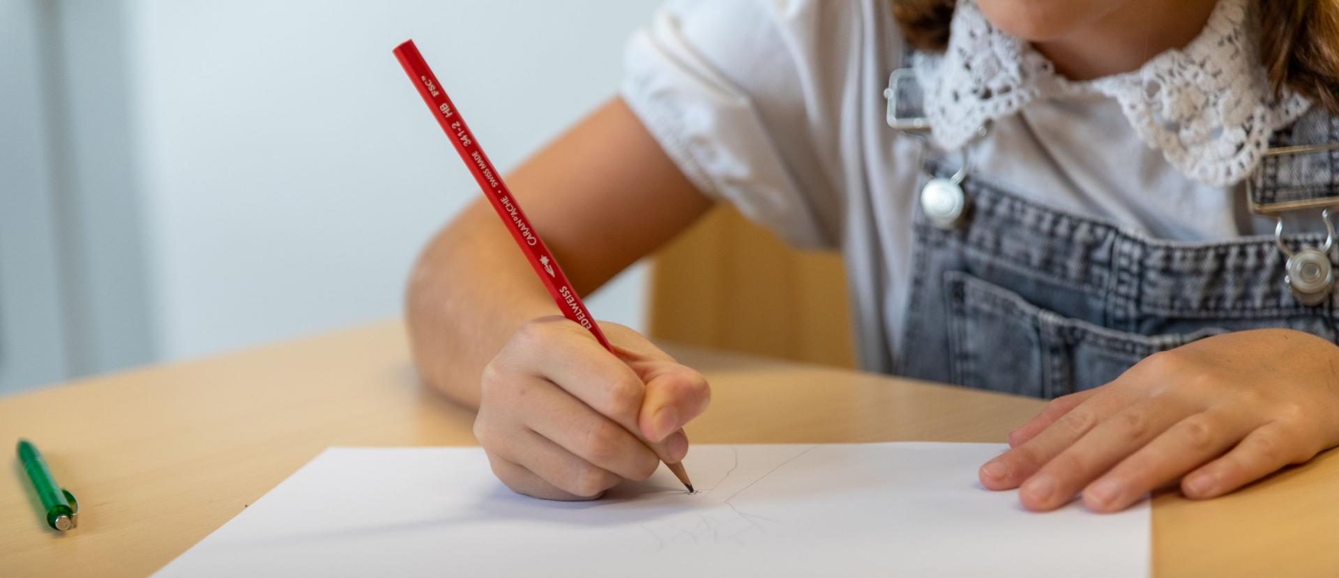 Enfant qui dessine