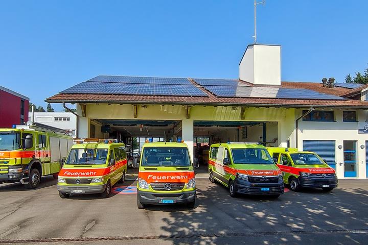 Bild des Feuerwehrgebäudes mit allen Feuerwehrfahrzeugen