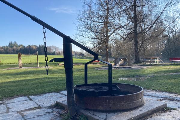 Das Bild zeigt die Grillstelle beim Tierpark