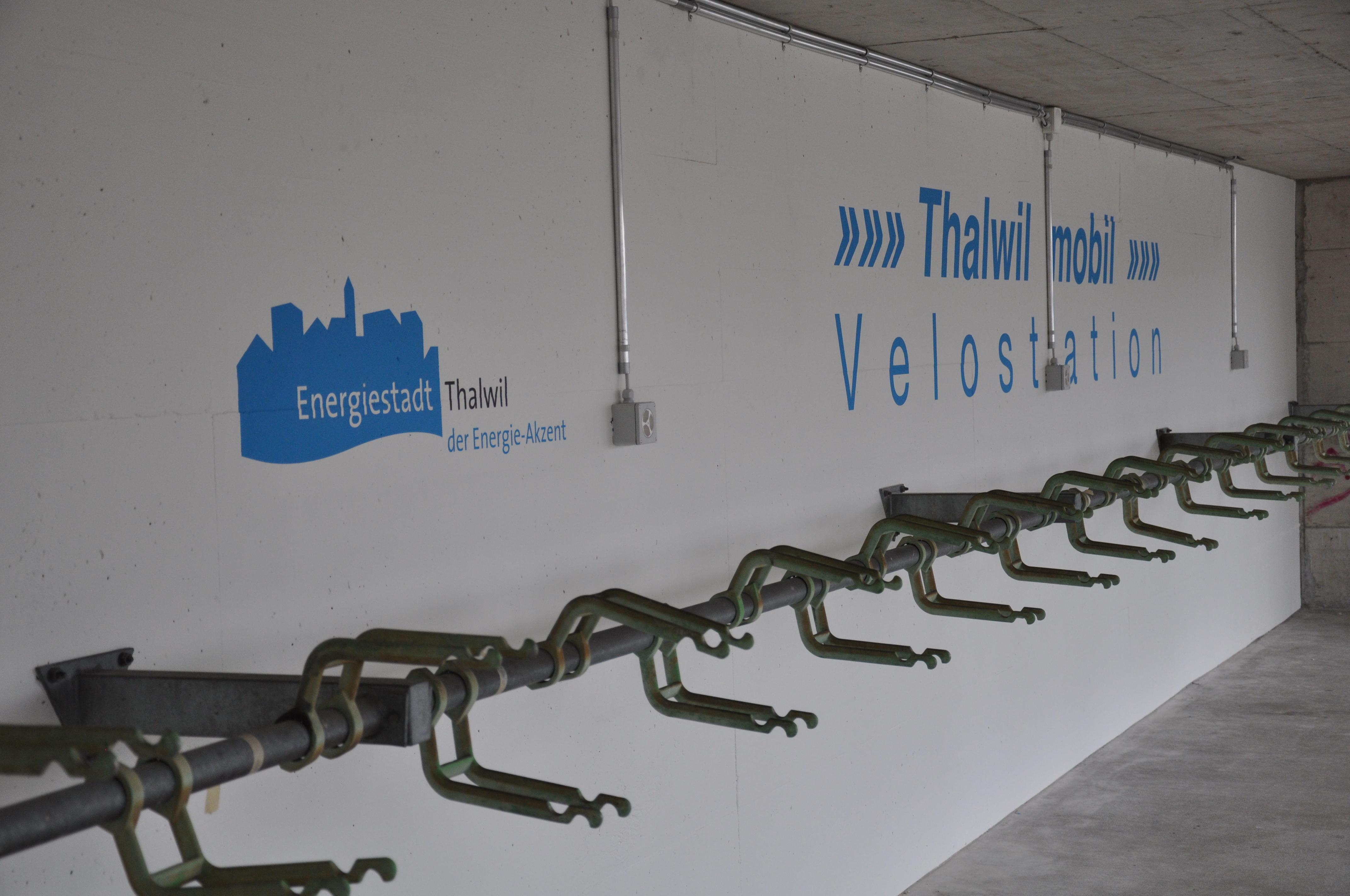 Geschützte Velostation bei der Passerelle am Thalwiler Bahnhof
