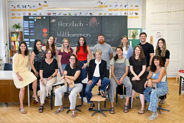 Das Bild zeigt die Schulleiterin und das Team der Lehrpersonen fürs Schuljahr 2026/2027