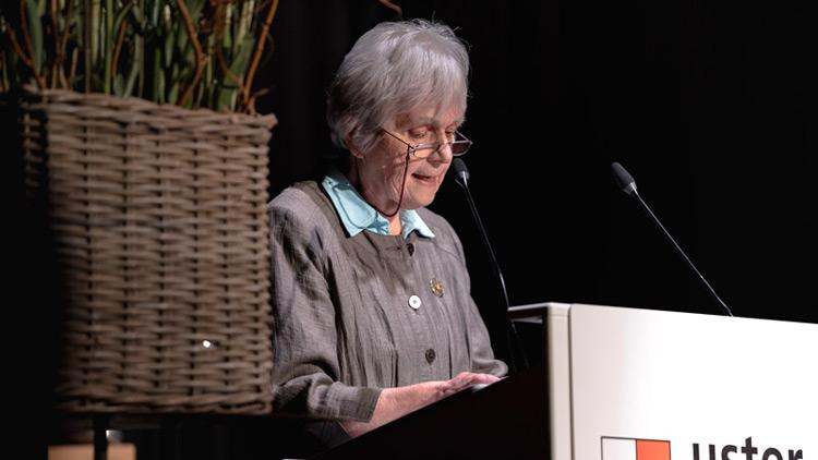 Elisabeth Surbeck bei ihrer Laudatio