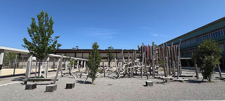 Zu sehen ist der neue Spezialtrakt sowie der Spielplatz der Schulanlage Altikofen.