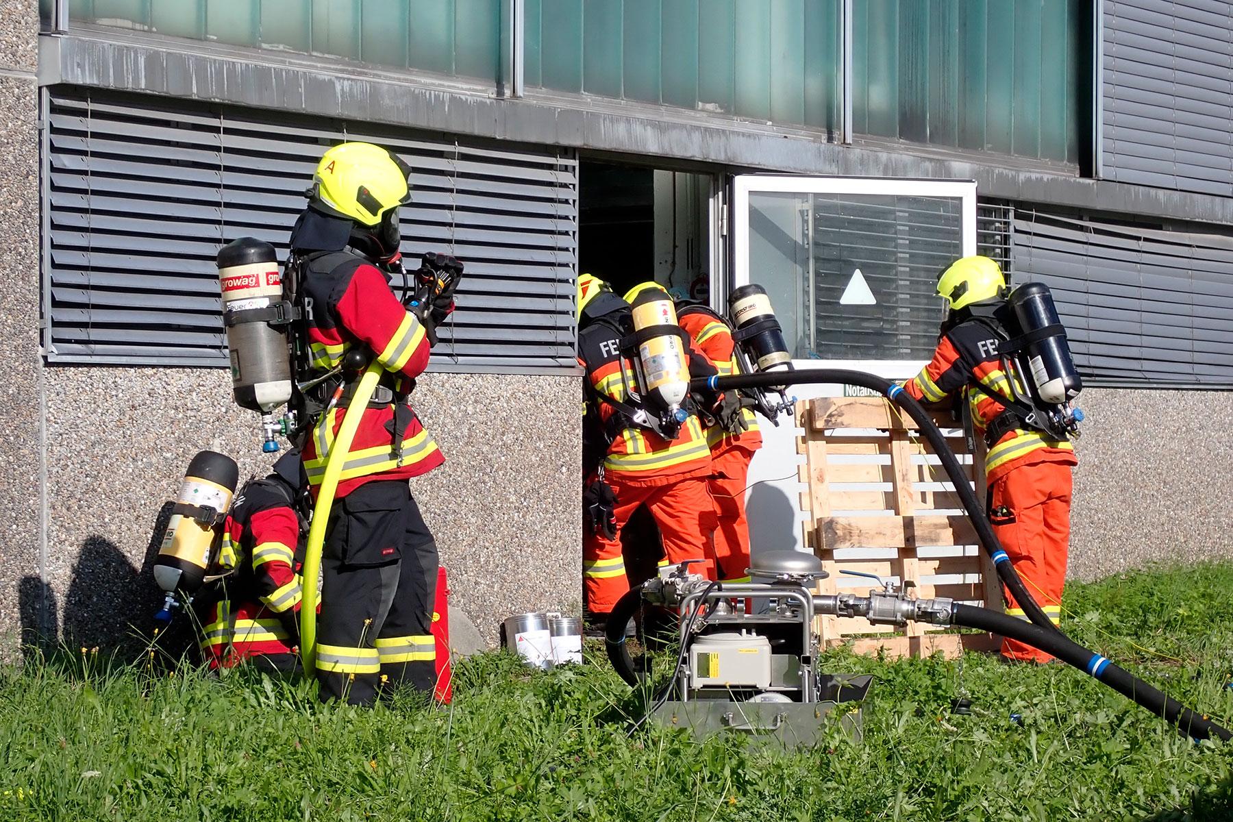In einem Buochser Industriebetrieb brennt eine Flüssigkeit und verschmutzt das Löschwasser. ABC-Spezialisten der Feuerwehr Stans und der Chemiewehr Uri unterstützen die Feuerwehr Buochs-Ennetbürgen.