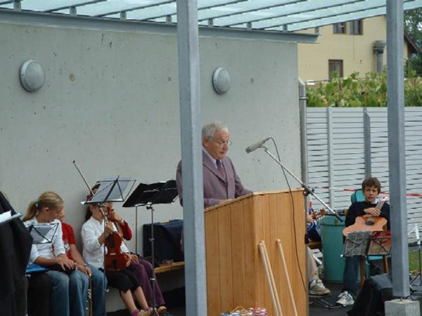Baukommissionspräsident Georges Spuhler bei seiner Ansprache. Kritische Worte waren über das Submissionsdekret und vereinzelte Handwerkerleistungen zu hören.

