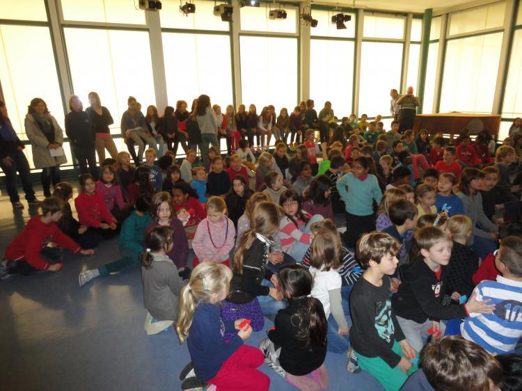 Die Schüler des Bannfeldschulhauses trafen sich im Singsaal zum Friedenstag.