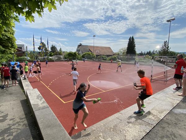 Wasserschlacht auf Pausenplatz