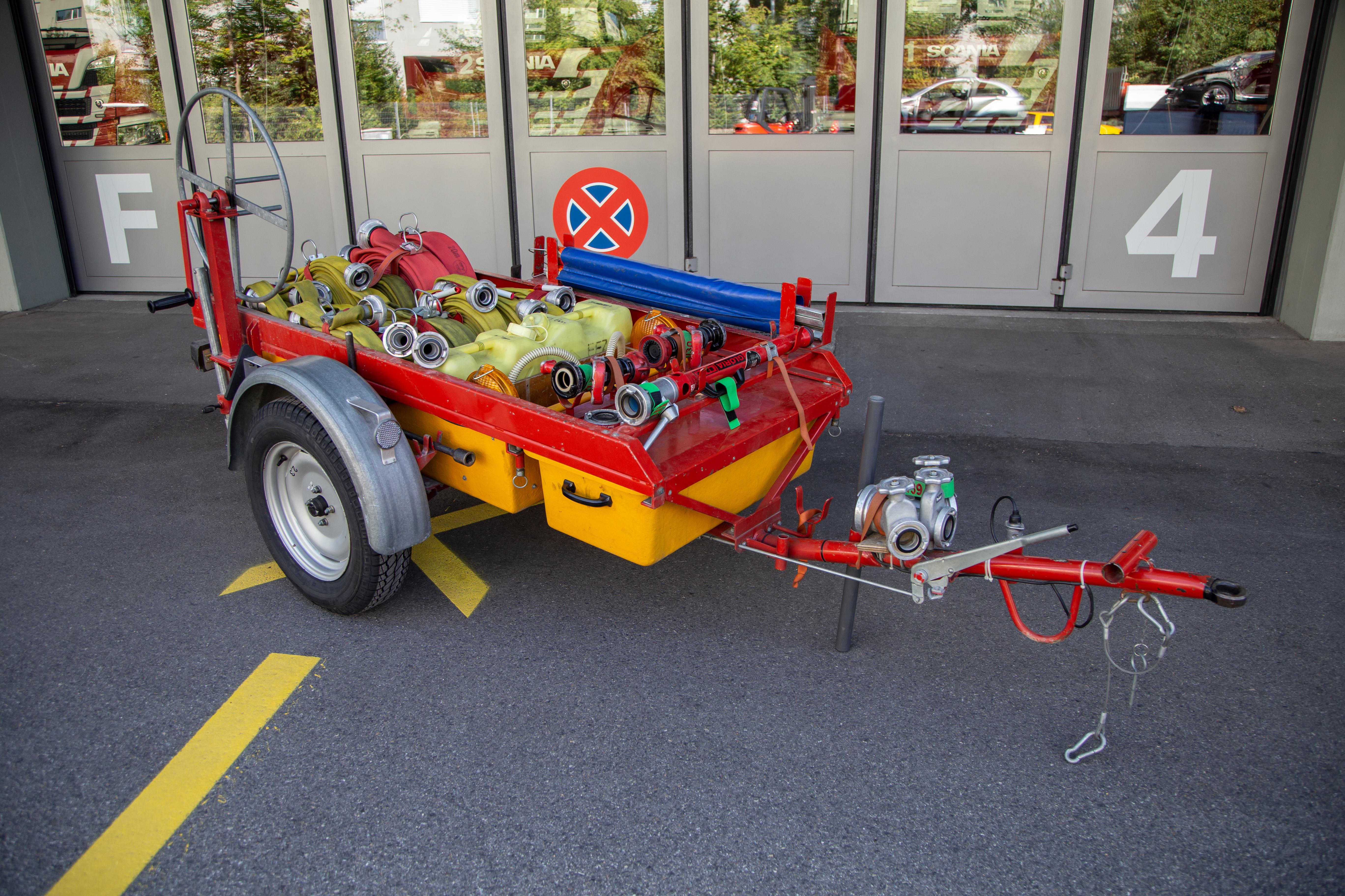 Ehrsam, 1992, Gewicht: 550 kg, Länge: 3.3 m, Höhe: 1.4 m, Breite: 1.4 m
Aufbau: Druckleitung 40, Transportleitung 75, Teilstück, Schaumkonzentrat, Schaumbeimischer, Hydrantenschlüssel, Schlauchaufwickler, Blitzleuchten, Faltsignale, Strahlrohre, Schaumrohr, Übergangsstück