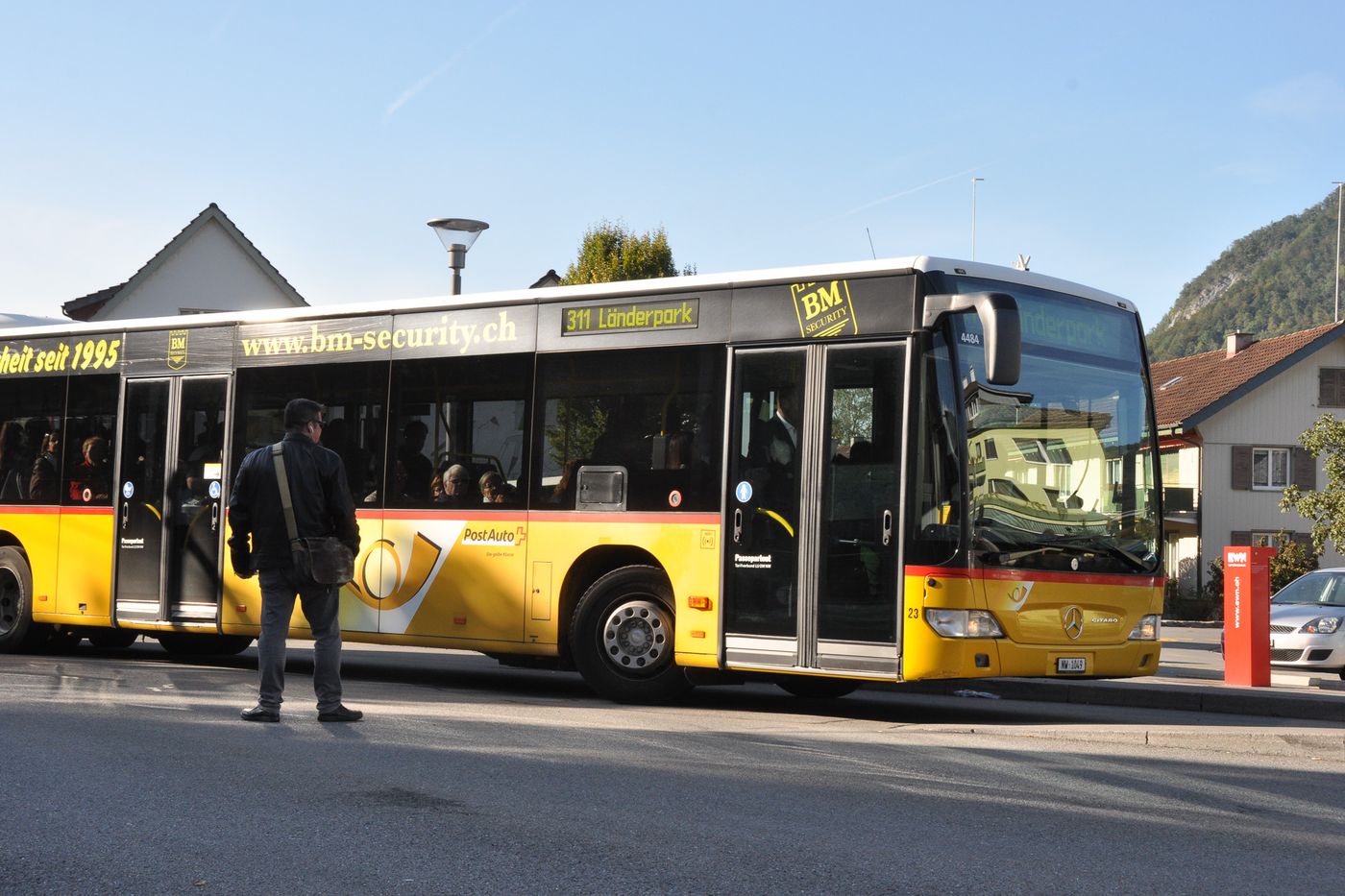 Ein Postauto fährt vom Bahnhof Stans los.