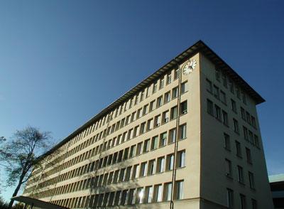 Landis und Gyr prägte während Jahrzehntenten das Stadtbild von Zug. Die markanten Gebäuden westliche des Bahnhofs signalisierten dem Besucher die Präsenz des weltweit tätigen Konzern. Der ehemalige Hauptsitz bleibt erhalten und hat dank der klaren Gliederung von seiner Eleganz nichts eingebüsst.