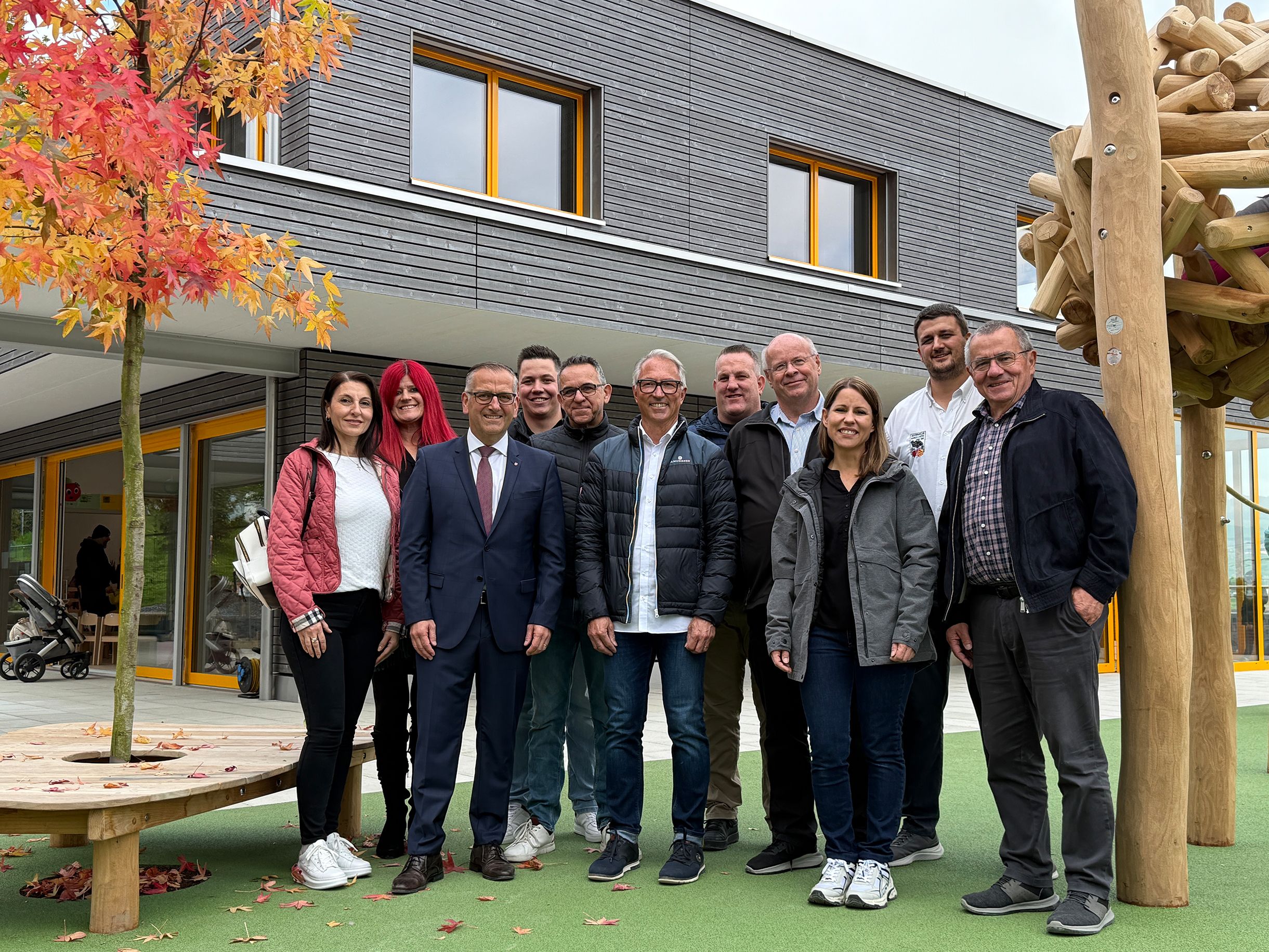 Hochbauzeichnerin Fulda Halef (Markus Benz GmbH), Gemeinderätin Leandra Spirig, Landammann Michael Stähli, von der Markus Benz GmbH Simon Weiss und Markus Benz, von der Liegenschaftsabteilung Roland Schirmer, Schwinger Kilian Hasler, Gemeindepräsident Othmar Büeler und Gemeinderätin Nadia von Holzen, Mathias Gemperli vom Schwingklub March-Höfe und Gemeinderat und Säckelmeister Heinrich Züger. Auf dem Foto fehlt Isabelle Lenggenhager vom Jugendbüro March.