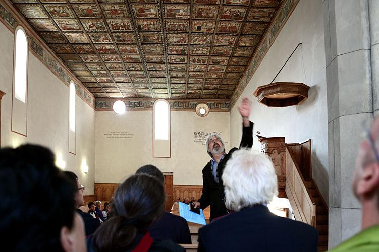 Die weltberühmte Bilderdecke in der Kirche St. Matin in Zillis zieht die Churer Politprominenz in ihren Bann.
