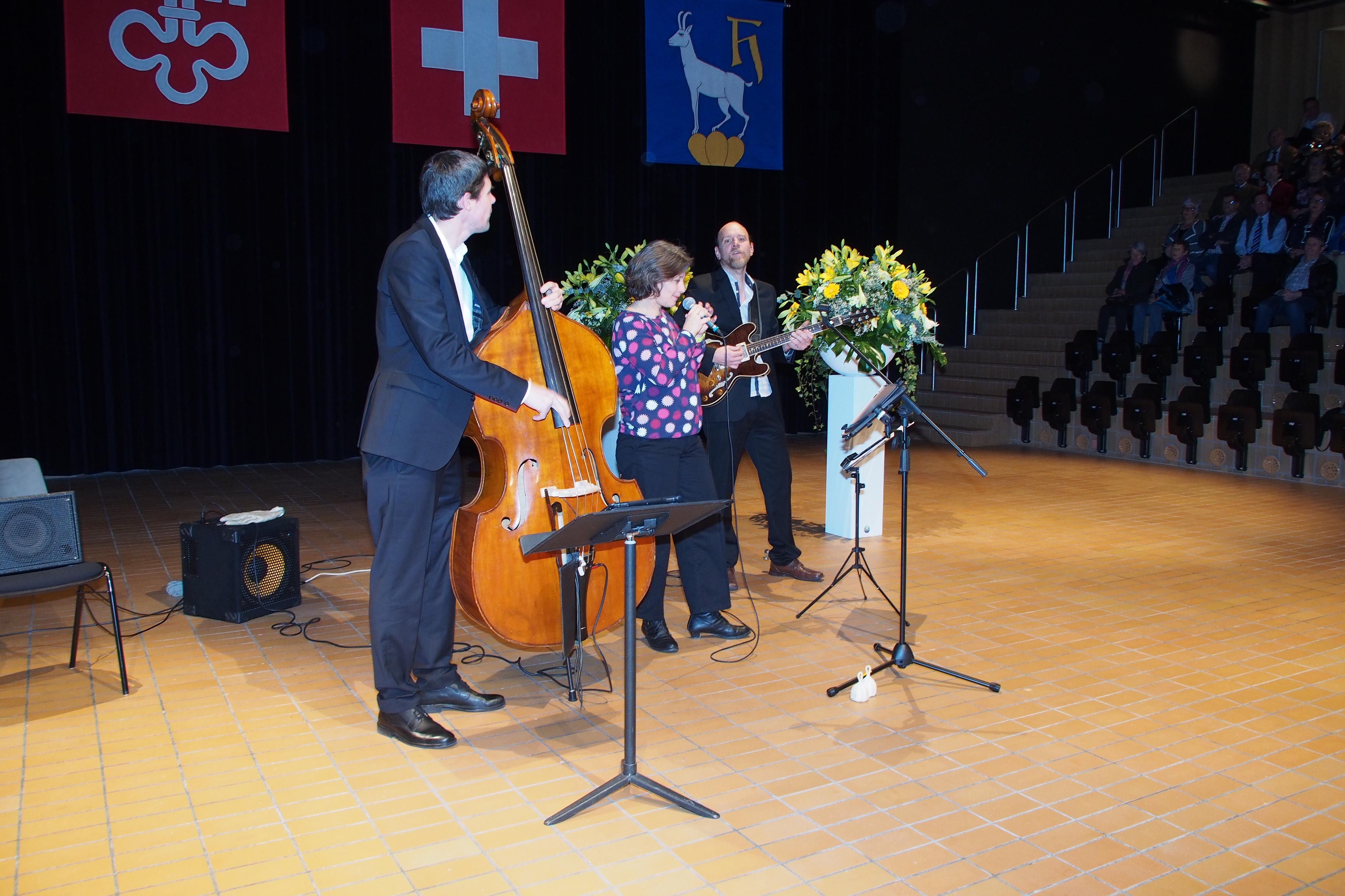 Das Trio sang&klang unterhält das Publikum mit Jazzliedern.
