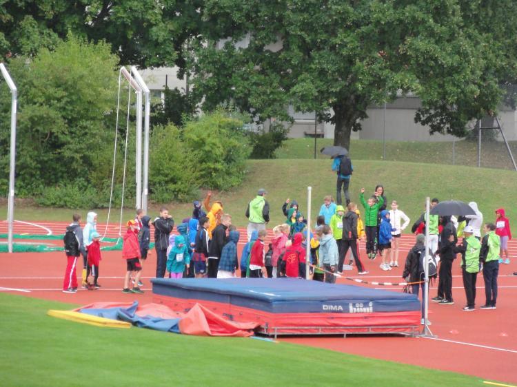 Aufwärmtraining für den Hochsprung mit Donald Thomas