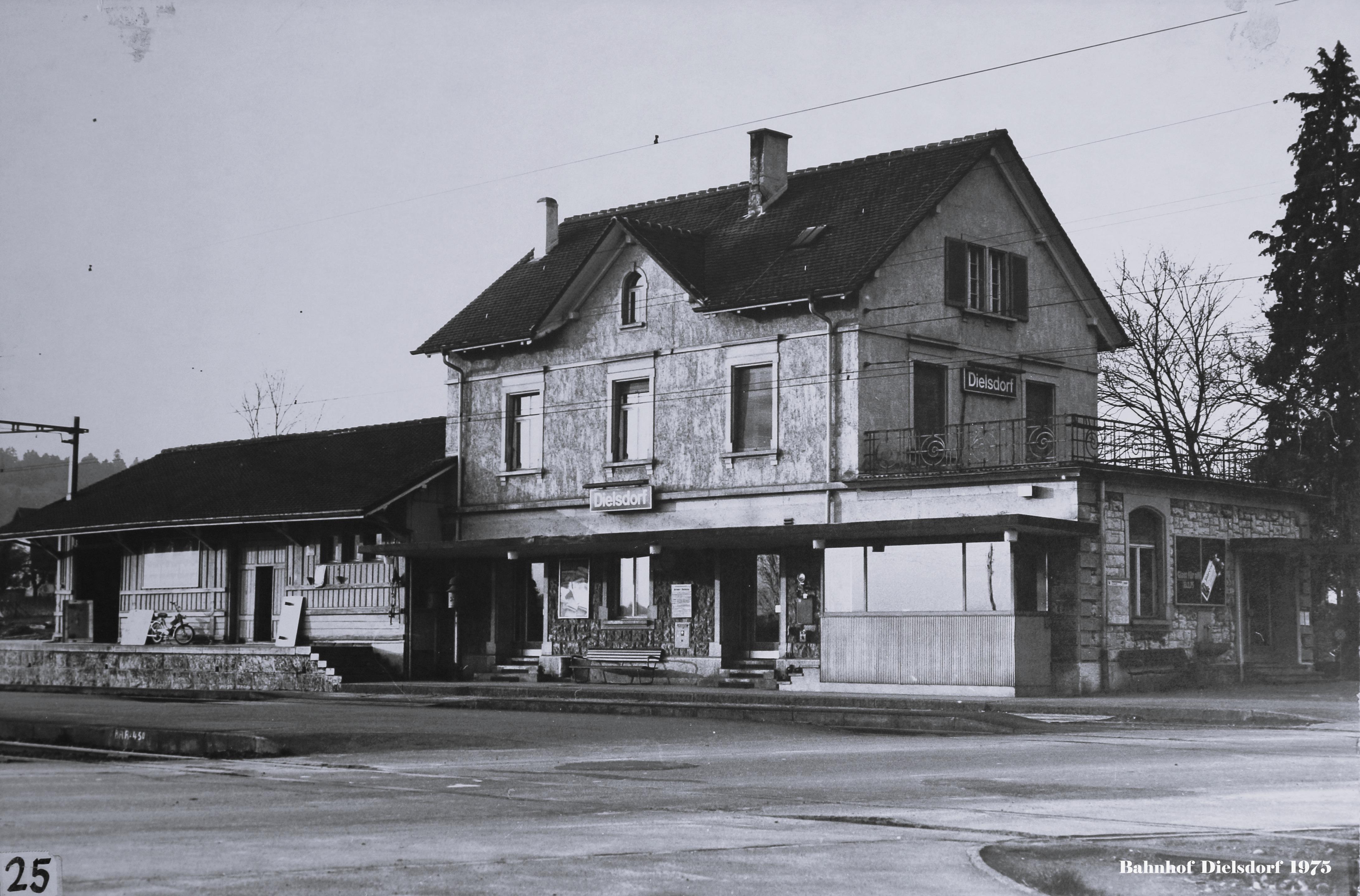 Bahnhof Dielsdorf, von Nordosten, Januar 1975. Auf den Zeitpunkt der Elektrifizierung, 1959, wurde das Stationsgebäude der rationellen Betriebsführung angepasst