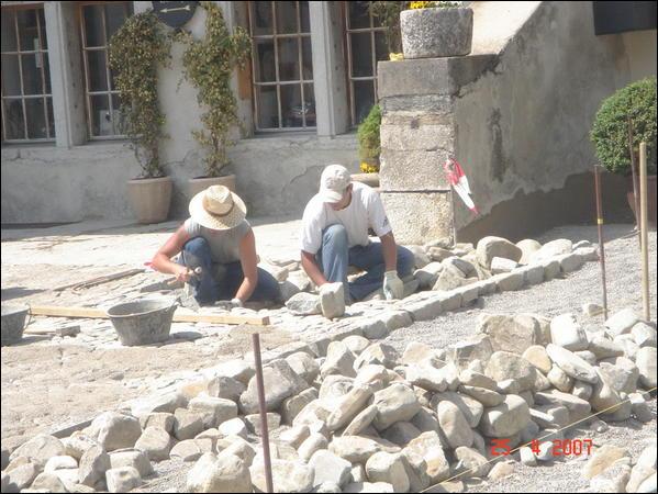 travaux de pavage par les artisants