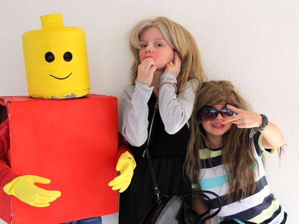 Legomännchen mit zwei 'Frauen'