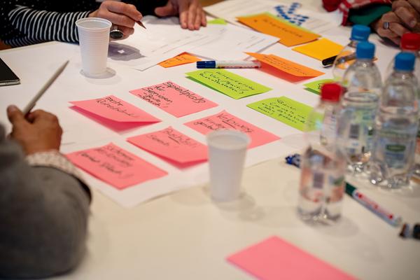 Tisch mit kreativen Utensilien