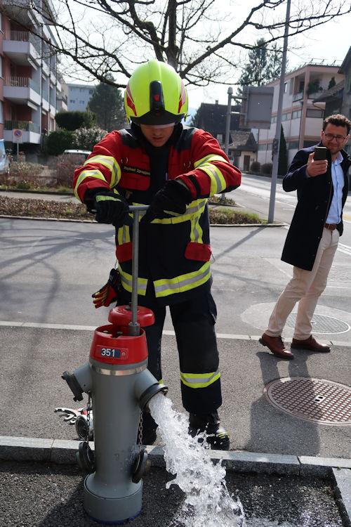 Der Hydrant wird ausgiebig gespült