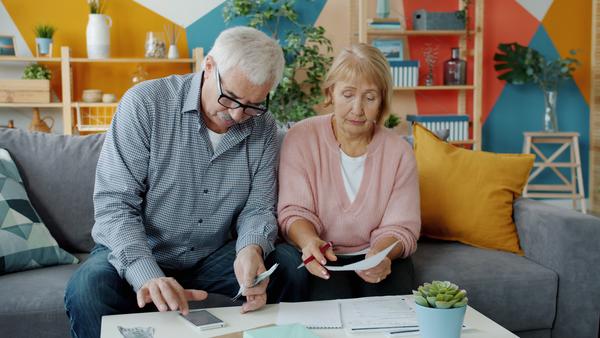 Personen erledigen administrative Arbeiten