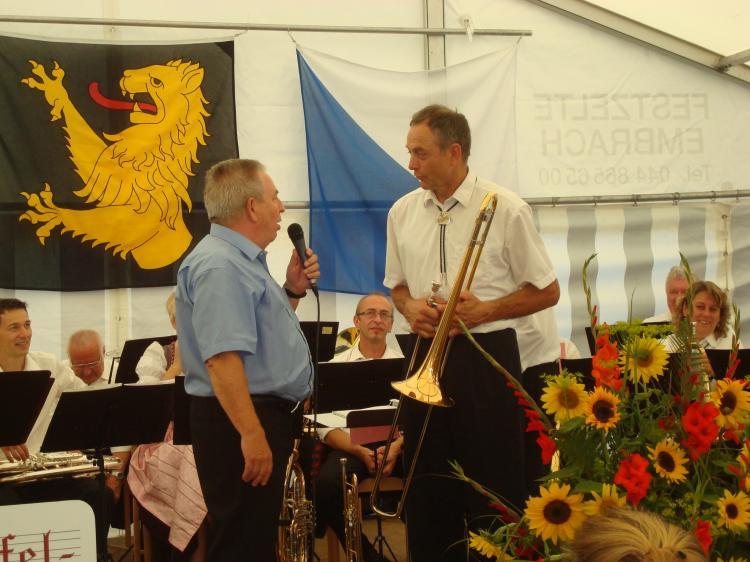 Gemeindepräsident B. Haas bedankt sich bei den Stoffelmusikanten Hittnau