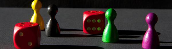 Spielfiguren und Würfel