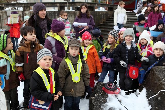 Auch die Kindergarten-Kinder singen kräftig mit.