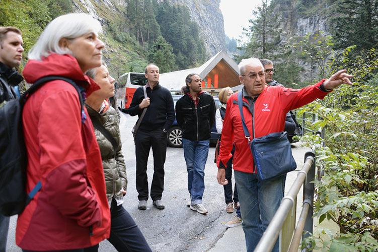 Blick von sicherer Warte aus zum gegenüberliegenden einstigen Saumpfad durch die Viamala.