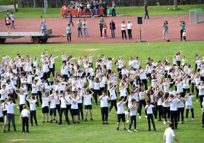 Der "Flash-Mob" vom Freitagmittag - ein eindrücklicher Tanz von spontan zusammen gekommenen Gleichgesinnten - hat gehalten was er versprochen hat. Ein super Spektakel von über 800 Schülerinnen und Schülern aus über 50 Schulklassen, kreiert und geleitet von Christa Rytz vom Dance Center Langenthal und vorgetragen auf dem Kreuzfeld-Rasen vor geschätzten gut 1000 Zuschauern. Super, wie sich alle ins Zeug legten und mit eindrücklichen Formationen herrliche Bilder darstellten. Lang andauernder Applaus des Publikums belohnte Schüler und Lehrkräfte für die geleistete Vorbereitungszeit in den Klassen - und obendrein ergaben die beiden Proben vom Donnerstag und Freitag sowie die Vorführung selber rund 45'000 Bewegungsminuten für "Langenthal bewegt". So kam man bis Freitagmittag auf insgesamt etwas mehr als 170'000 Bewegungsminuten, mit leichtem Vorsprung für die männlichen Teilnehmer.
Und nun liessen sich die Langenthalerinnen und Langenthaler nicht lumpen: zuerst lieferten die Berufs- und Mittelschulen vom "Hard" ihre an drei Tagen gesammelten Bewegungsminuten ab, und dann machten sich am Freitagnachmittag nochmals zahlreiche Schulklassen, Gruppen, Familien und Einzelpersonen auf die verschiedenen Strecken, während auf dem Kreuzfeld die jüngsten Fussballer des FCL in ihrem traditionellen Turnier eifrig Minuten sammelten - und siehe da: mit den letzten Rückkehrern wurde das ehrgeizige interne Ziel von 200'000 Minuten mit insgesamt 202'295 registrierten Bewegungsminuten übertroffen. Im "Duell der Geschlechter" haben die männlichen Teilnehmer ihre Führung vom Mittwoch und Donnerstag nicht mehr abgegeben: 106'529 zu 95'766 lautet das Endergebnis.
