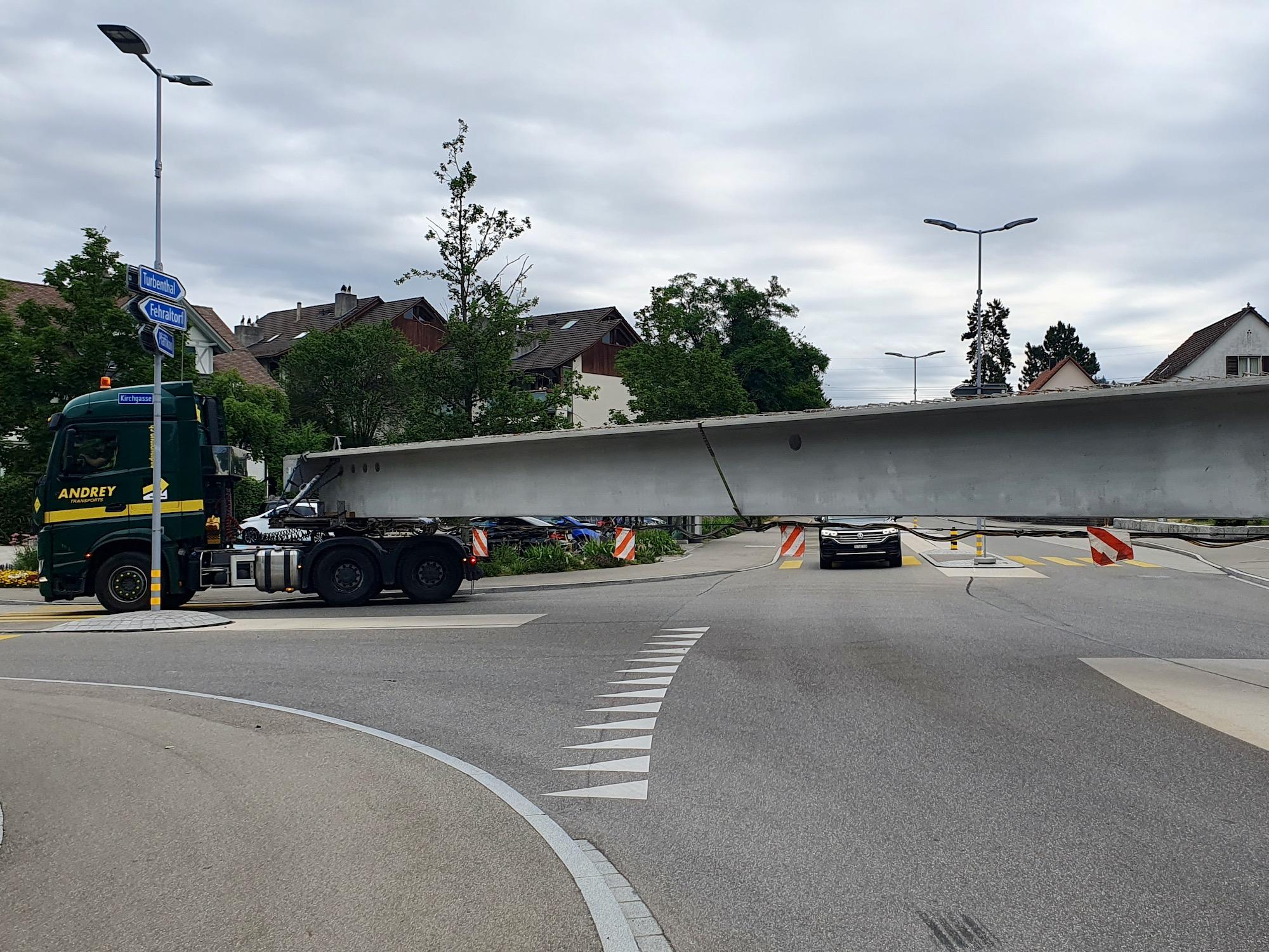 Anlieferung der Dachträger, 26. 6. 23