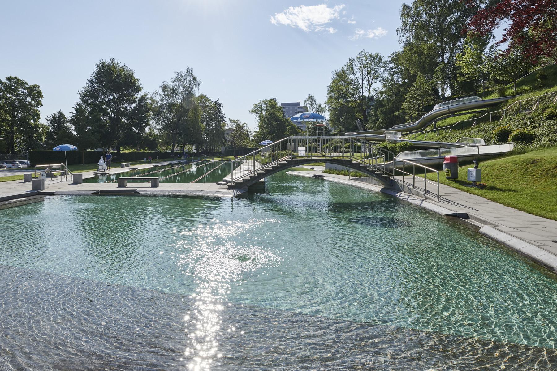 Im Bio- und Gartenbad Im Moos schwimmen Sie in grünlich schimmerndem Wasser statt in blau ausgekleideten Becken.