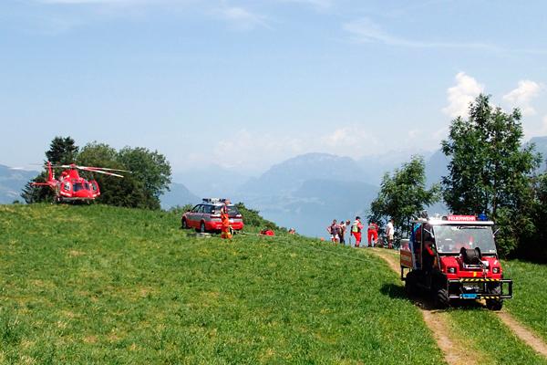In Obbürgen zieht die Feuerwehr eine gestürzte Person den steilen Hang hinauf.
