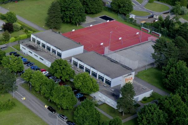 Das Bild zeigt die Turnhallen Gymnasium 1 und 2